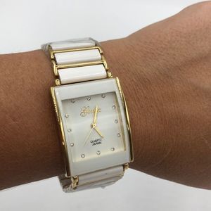NIB Genoa wristwatch. White/Gold bracelet band, Quartz crystals.